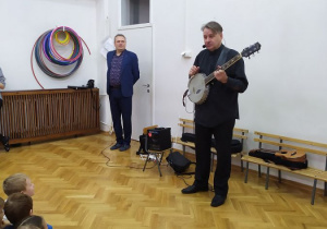Pan Bogdan opowiada o banjo.